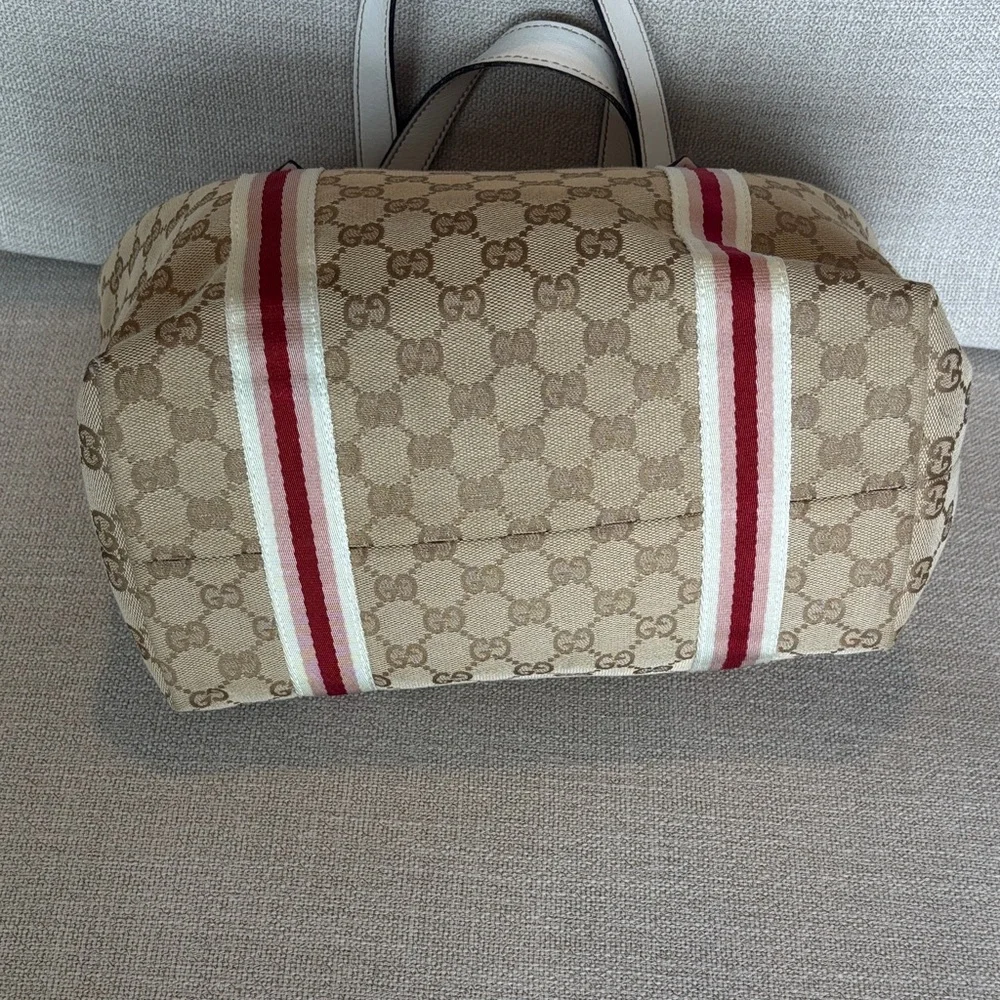 Gucci Beige and White Tote Bag with Starfish Charm EUC! - Picture 4 of 14